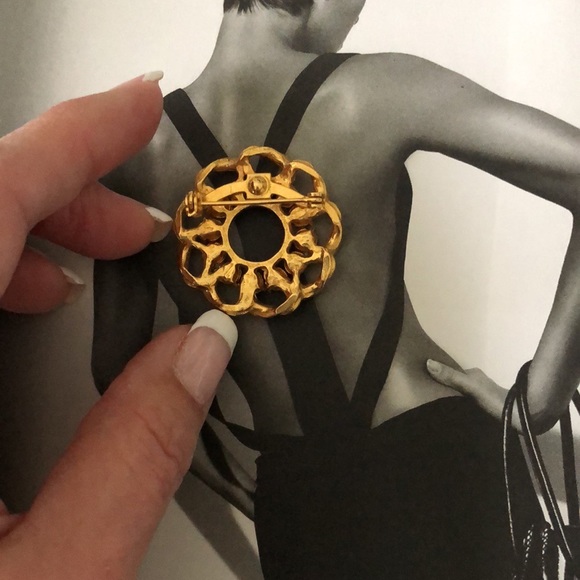 Vintage September Birthstone Brooch in Gold Tone Excellent Condition 10/10 - Picture 3 of 3